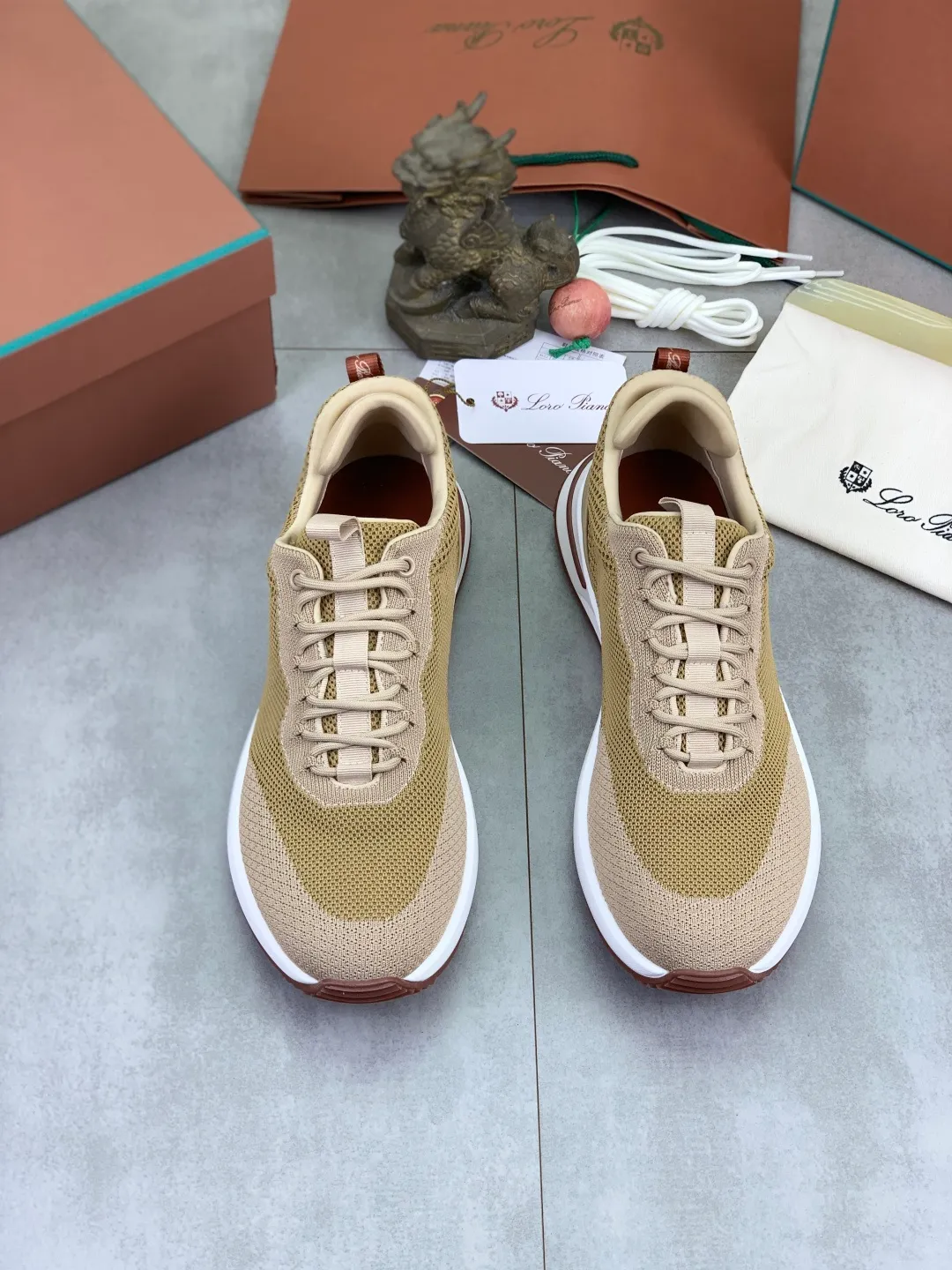 Men's men's shoes 💰P542 New style 💰High quality The latest casual shoes Loro Piana 💯Top grade💯Buy the original copy💯 Founded the existing Loro Piana company on April 24, 1924. The family has been operating for the sixth generation, providing top quality products to customers who are discerning in taste and quality. Imported original fly woven fabrics with cowhide fabric, plain calfskin lining, hand-stitched threads with cowhide feet, original packaging, high-end outsole, size: 38-46, multiple colors available, complete package